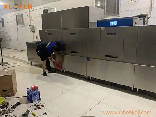 大型長龍式洗碗機(jī)—6.1米長龍式洗碗機(jī)客戶安裝現(xiàn)場
